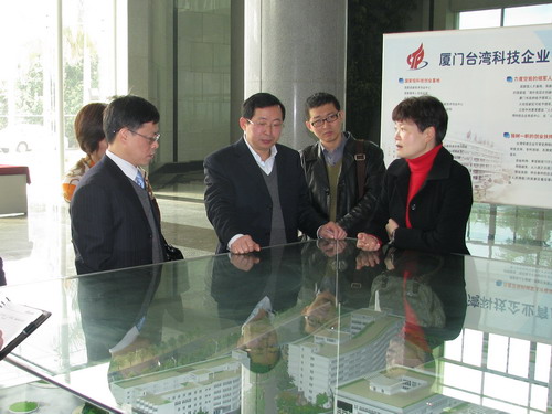 市科技局副局长白国华考察育成中心